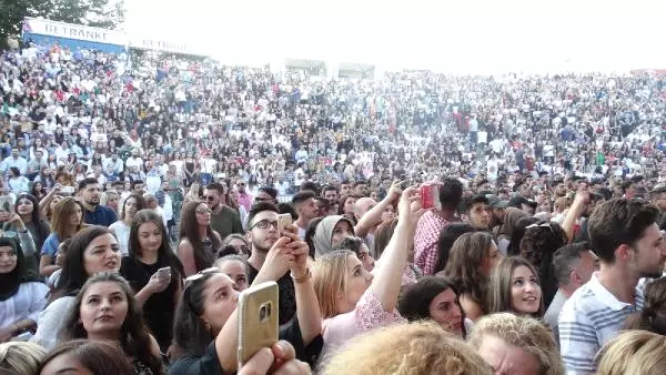 Almanya'da Konser Veren Hadise, Aldığı Kilolarla Dikkat Çekti