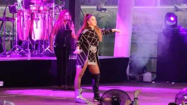 Almanya'da Konser Veren Hadise, Aldığı Kilolarla Dikkat Çekti