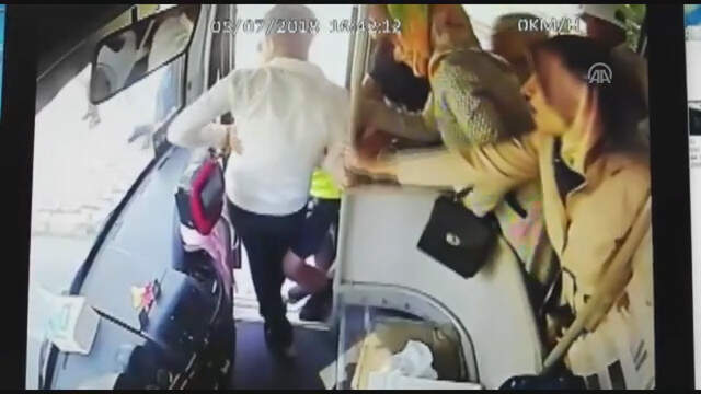 Kaldırım Taşıyla Otobüsü Parçalayıp Yolculara Bıçakla Saldıranlar Kamerada! Kaldırım Taşıyla Otobüsü Parçalayıp Yolculara Bıçakla Saldıranlar Kamerada!