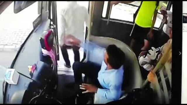 Kaldırım Taşıyla Otobüsü Parçalayıp Yolculara Bıçakla Saldıranlar Kamerada!