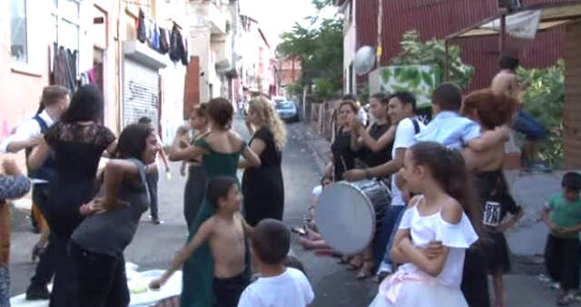 Şişli'de İlginç Görüntüler! Bir Yanda Düğün, Bir Yanda Operasyon Şişli'de İlginç Görüntüler! Bir Yanda Düğün, Bir Yanda Operasyon