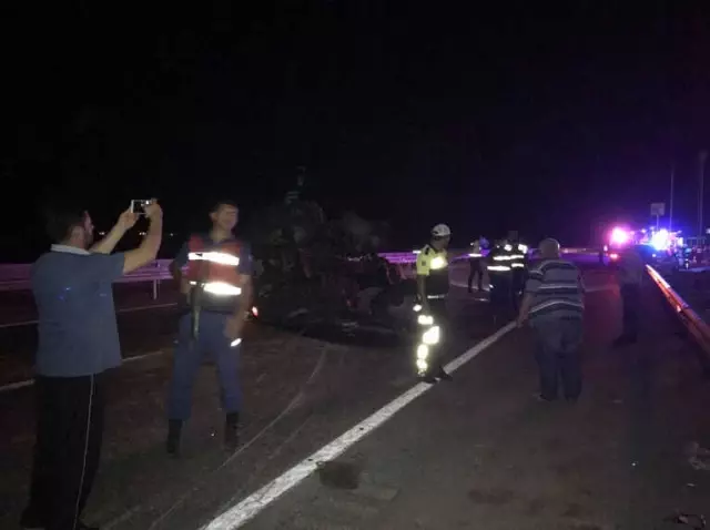 Afyonkarahisar'da Yolcu Otobüsü Traktörle Çarpıştı: 2 Ölü 3 Yaralı!