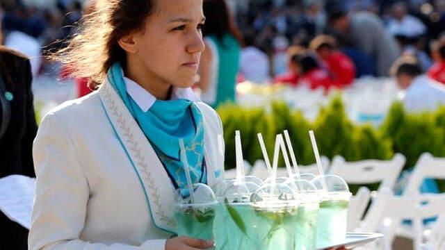 Cumhurbaşkanlığı Külliyesi'ndeki Törende Konuklara 'Abıhayat' İkram Edildi Cumhurbaşkanlığı Külliyesi'ndeki Törende Konuklara 'Abıhayat' İkram Edildi