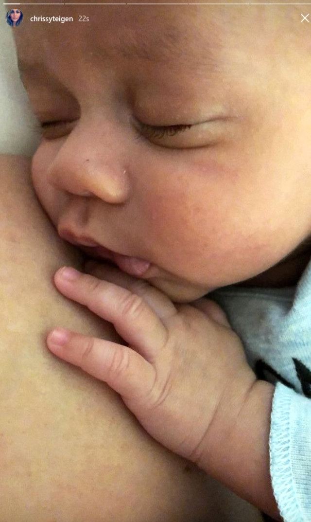 Dünyaca Ünlü Model Chrissy Teigen'ın Bebeğini Emzirme Pozu Sosyal Medyada Olay Oldu