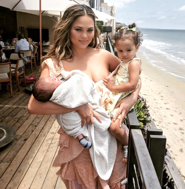 Dünyaca Ünlü Model Chrissy Teigen'ın Bebeğini Emzirme Pozu Sosyal Medyada Olay Oldu