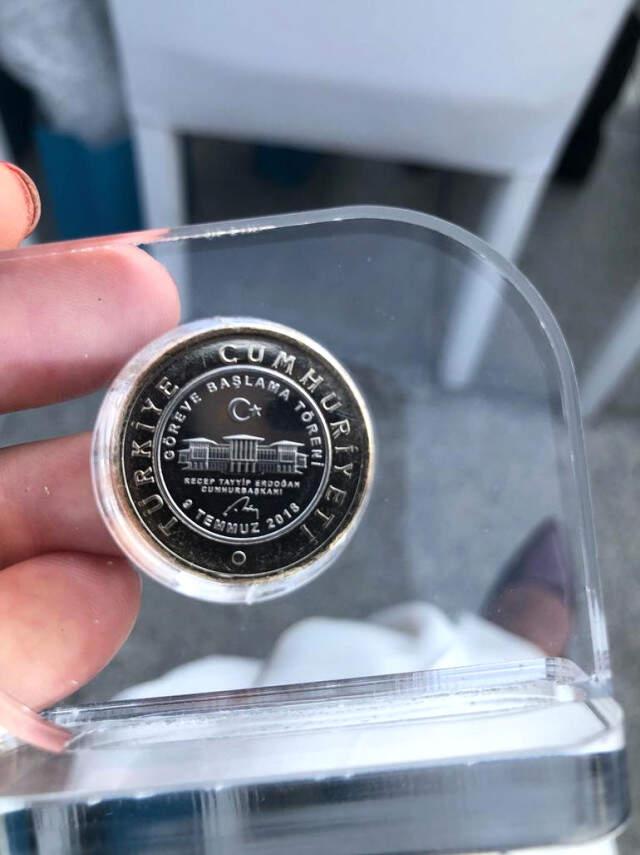 Külliye'deki Törene Katılan Misafirlere, Özel Bastırılan 1 Liralardan Hediye Edildi