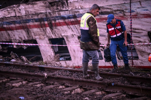Bakan Akdağ ve Arslan Tren Kazasında Yaralananları Hastanede Ziyaret Etti