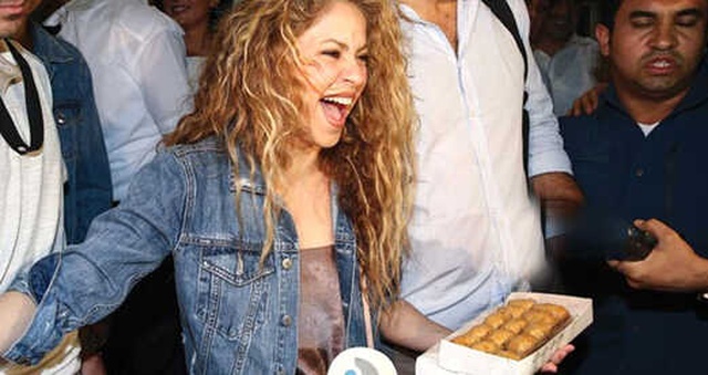 Dünyaca Ünlü Şarkıcı Shakira Gelir Gelmez Baklavanın Tadına Baktı