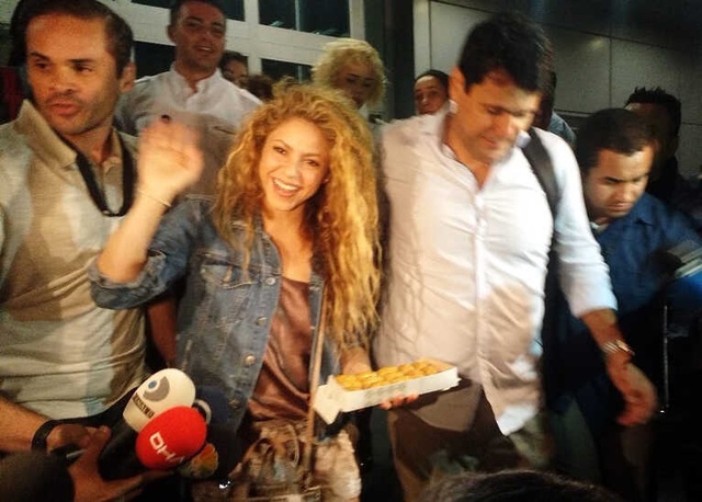 Dünyaca Ünlü Şarkıcı Shakira Gelir Gelmez Baklavanın Tadına Baktı