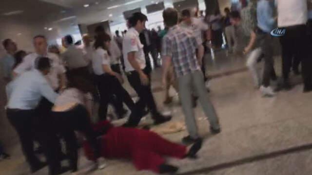 İstanbul Adliyesi'nde Taraflar Birbirine Girdi! Tekme Tokatlı Kavga Anbean Kamerada