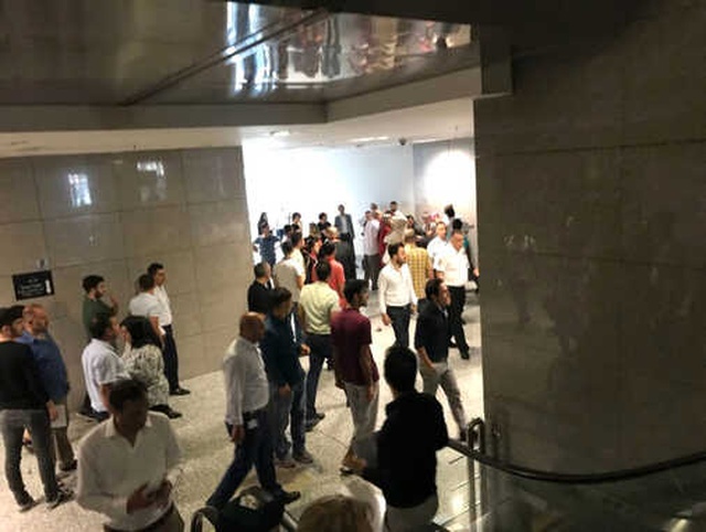 İstanbul Adliyesi'nde Taraflar Birbirine Girdi! Tekme Tokatlı Kavga Anbean Kamerada
