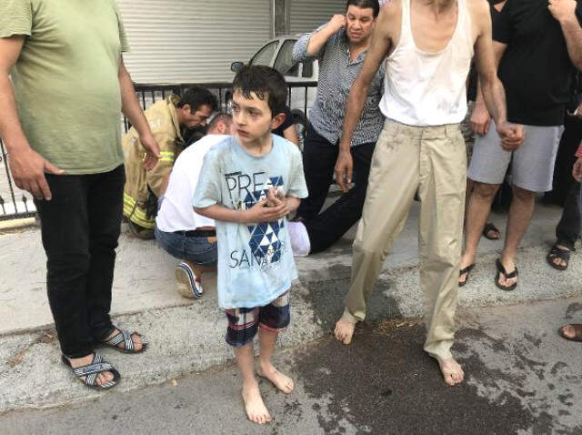İstanbul'da Korkutan Yangın! Baba, 2 Çocuğunu Pencereden Atarak Kurtardı
