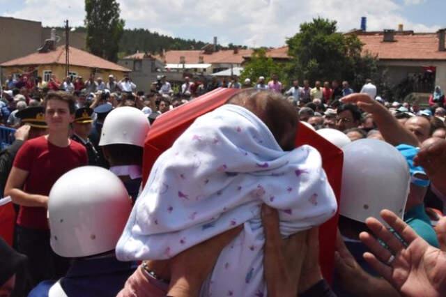 Konya'da, Şehidin Tabutunun Üzerine Bırakılan 1,5 Aylık Bebeği Yürekleri Dağladı