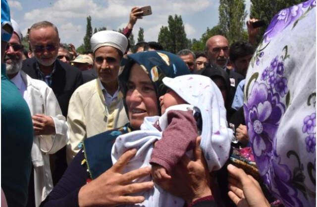 Konya'da, Şehidin Tabutunun Üzerine Bırakılan 1,5 Aylık Bebeği Yürekleri Dağladı