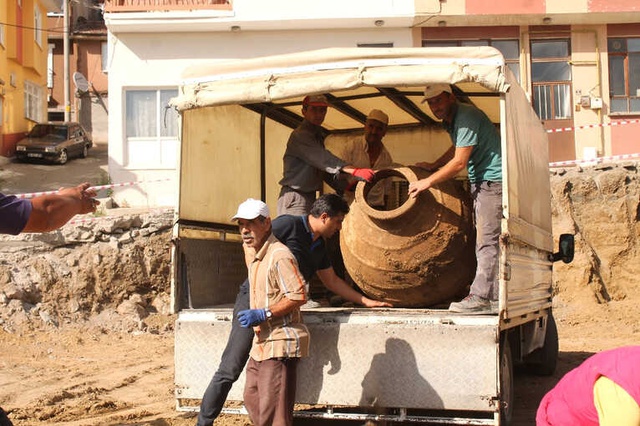 Tarihi Caminin İnşaatında 3 İnsan Büyüklüğünde Dev Küp Bulundu
