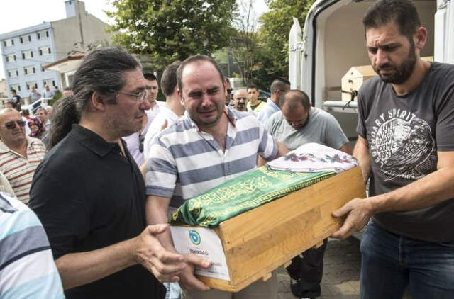 Elinde Bebek Tabutuyla Türkiye'yi Yasa Boğan Acılı Baba: 10 Dakika Sonra Onları Alacaktım