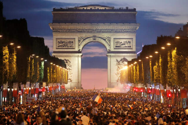 Fransa'nın Dünya Kupasında Finale Çıkması Paris'te Coşkuyla Kutlandı