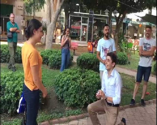 Hatay'da Genç Aşık, Sevgilisini Polislere Gözaltına Aldırıp Evlenme Teklifi Etti