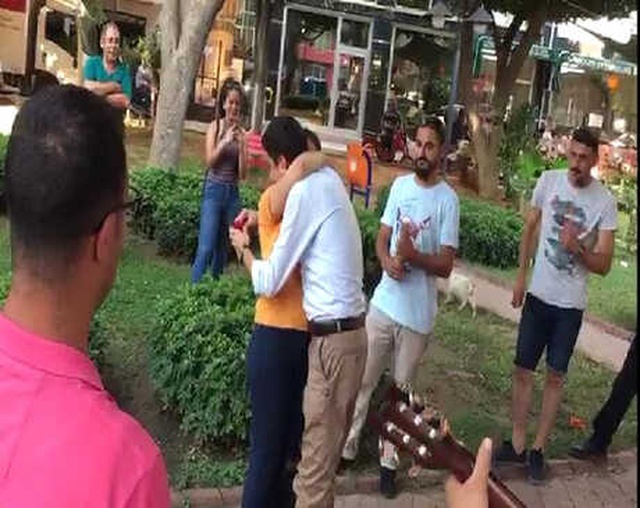 Hatay'da Genç Aşık, Sevgilisini Polislere Gözaltına Aldırıp Evlenme Teklifi Etti