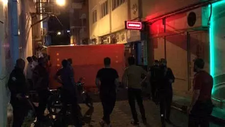 Kahraman Polis, İntihardan Vazgeçirdiği 16 Yaşındaki Genci Sırtında Taşıdı