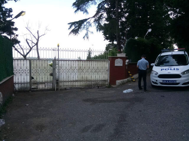 Adnan Oktar'ın Kedicikleri Gitti, Villanın Önündeki Köpek Kaldı Adnan Oktar'ın Kedicikleri Gitti, Villanın Önündeki Köpek Yalnız Kaldı