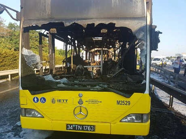 İstanbul'da Yolcu Otobüsü Cayır Cayır Yandı! Faciayı Şoförün Dikkati Önledi