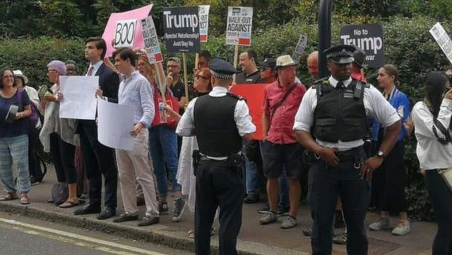 Trump'ın İngiltere Ziyareti Gösteriler Eşliğinde Başladı