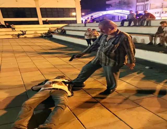 Cinayet Sahnesini Gerçek Sanan Vatandaşlar Seti Basıp Ateş Eden Karaktere Saldırdı!