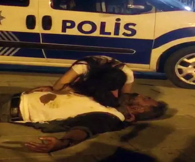 Cinayet Sahnesini Gerçek Sanan Vatandaşlar Seti Basıp Ateş Eden Karaktere Saldırdı!