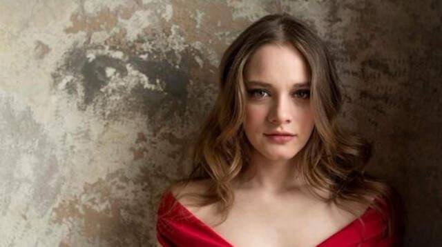 Miray Daner İlk Başrolünü 