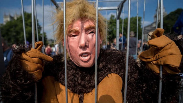 Trump'ın İngiltere Ziyareti Büyük Protestolarla Başladı, Dev Bebek Trump Balonu Londra Semalarında