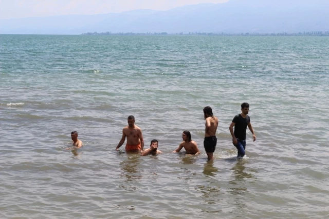 İznik Gölü'ne Giren 2 Kız Çocuğu, Serin Sularda Can Verdi
