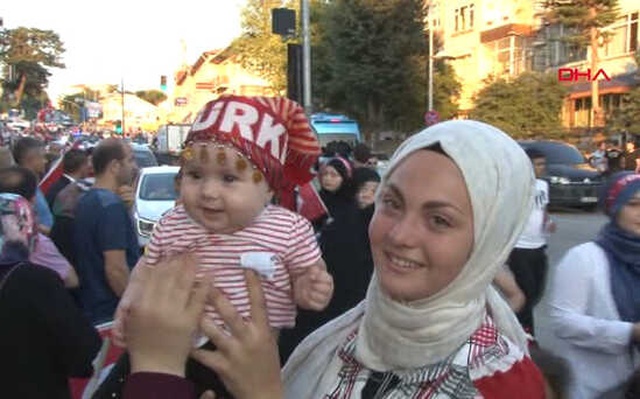 15 Temmuz Şehitler Köprüsü'ne Giden 5 Aylık Azel <a class='keyword-sd' href='/bebek/' title='Bebek'>Bebek</a> İlgi Odağı Oldu