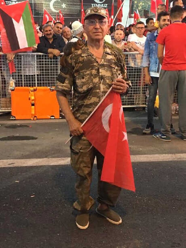 Şehitler Köprüsü'ne Sincabı ve İguanasıyla Gelen Gurbetçi Türk, İlginç Görüntüler Oluşturdu