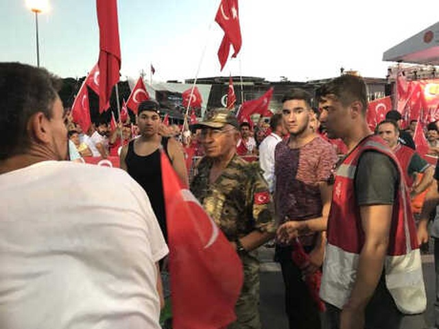 Şehitler Köprüsü'ne Sincabı ve İguanasıyla Gelen Gurbetçi Türk, İlginç Görüntüler Oluşturdu