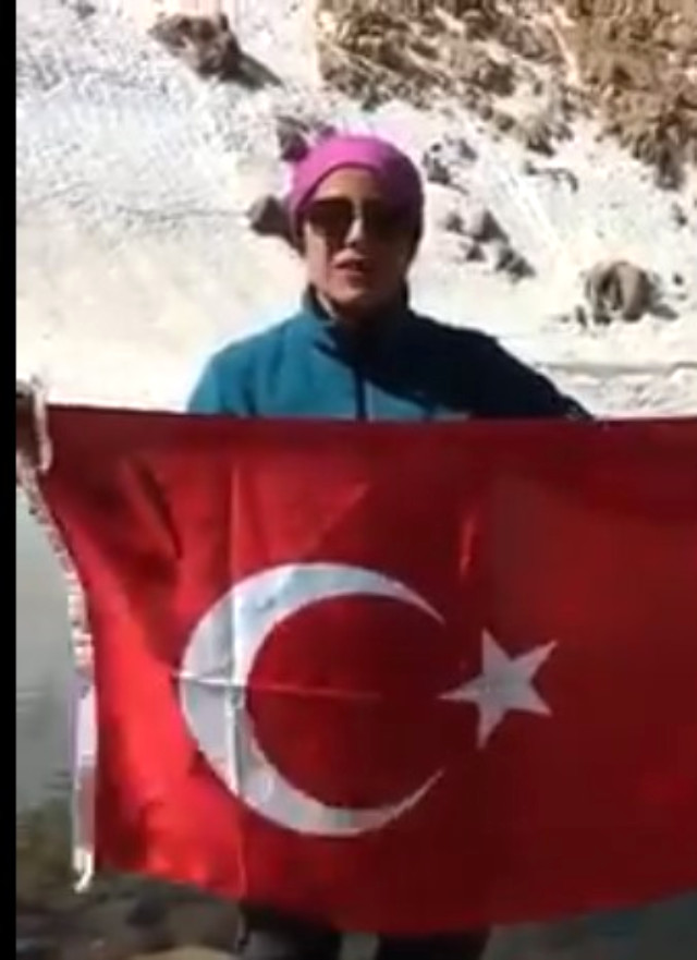 15 Temmuz Şehitleri İçin 4 bin 811 Metreye Tırmanıp Türk Bayrağı Açtı