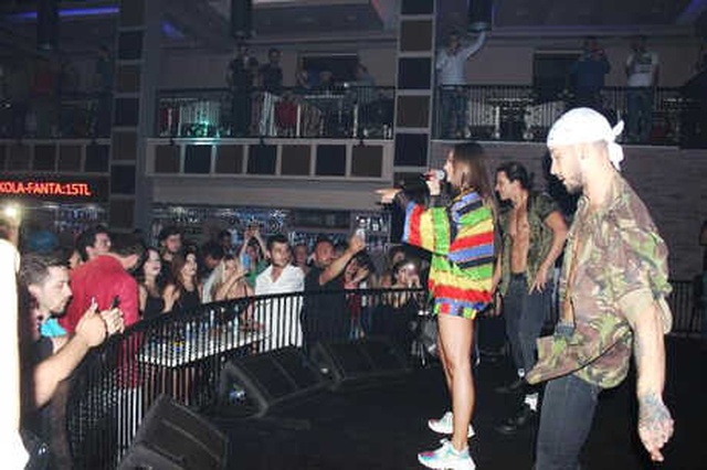 Alexandra Stan Transparan Kıyafetiyle Sakarya'da Konser Verdi