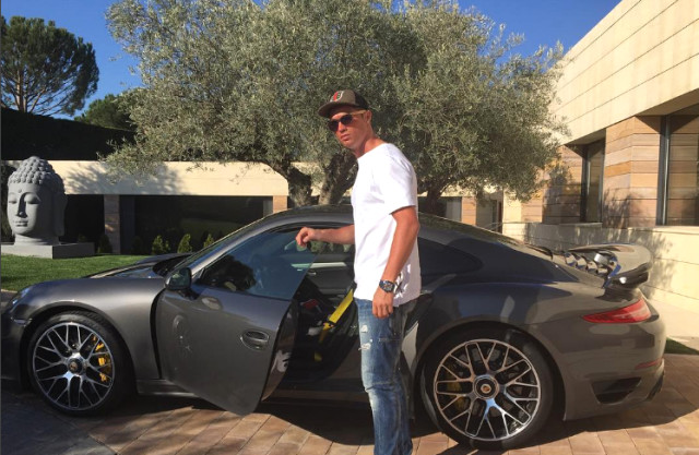 Cristiano Ronaldo, Garajındaki Arabalarla Trabzonspor Takımını Satın Alabiliyor