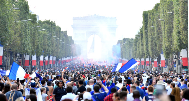 Dünya Kupası Zaferiyle Fransız Taraftarlar Sokaklara Döküldü