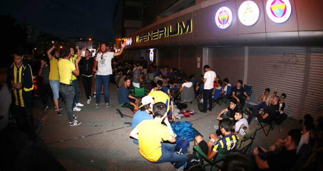 Fenerbahçeli Öğrenciler Kombinelere Geceden Akın Etti Fenerbahçeli Öğrenciler Kombinelere Geceden Akın Etti