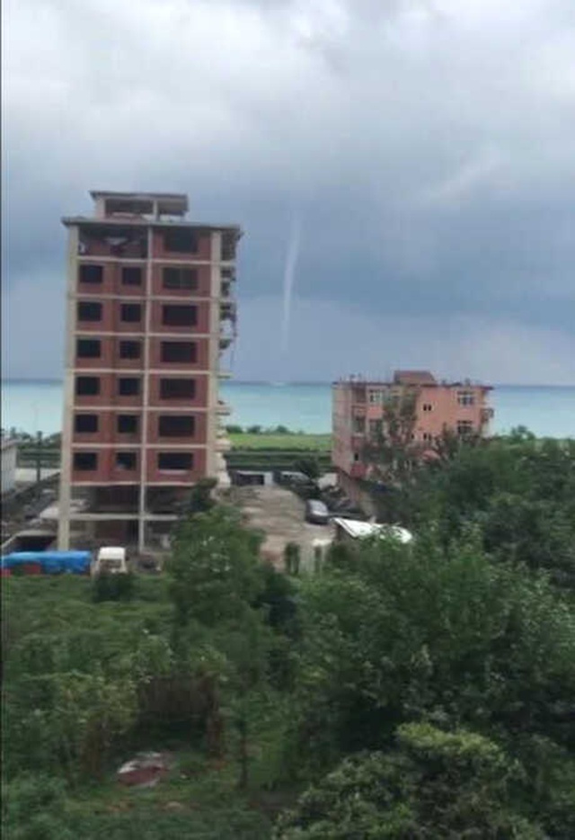 Rize'deki Hortum Vatandaşları Korkuttu, O Anları Görüntülemek İsteyenler Telefonlarına Sarıldı