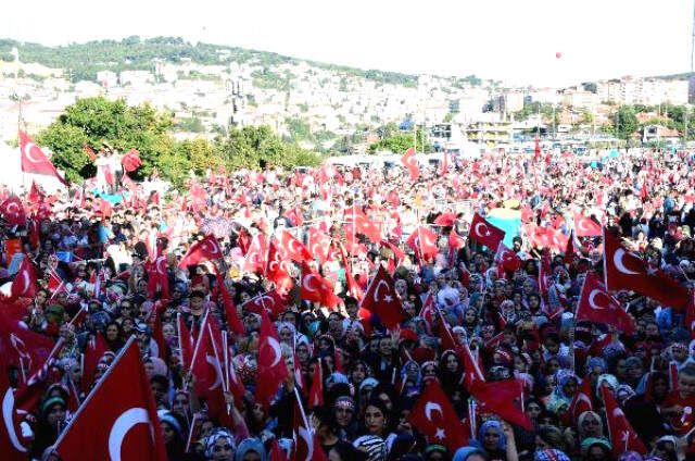 Şehitler Köprüsü'nde İnsan Seli! <a class='keyword-sd' href='/istanbul/' title='İstanbul'>İstanbul</a>, 15 Temmuz Yürüyüşü İçin Akın Etti