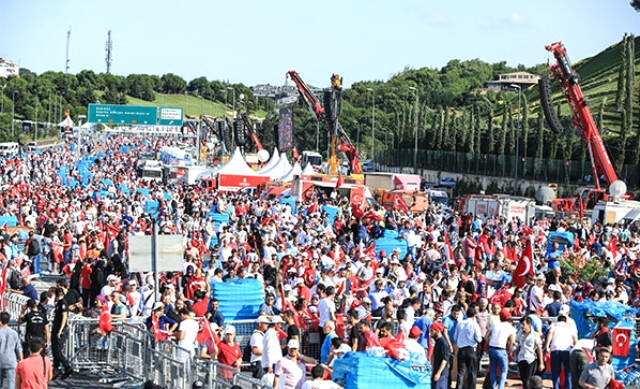 Şehitler Köprüsü'nde İnsan Seli! İstanbul, 15 Temmuz Yürüyüşü İçin Akın Etti