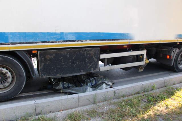 TIR'ın Altına Atlayan Vatandaş, 500 Metre Sürüklenip Hayatını Kaybetti!