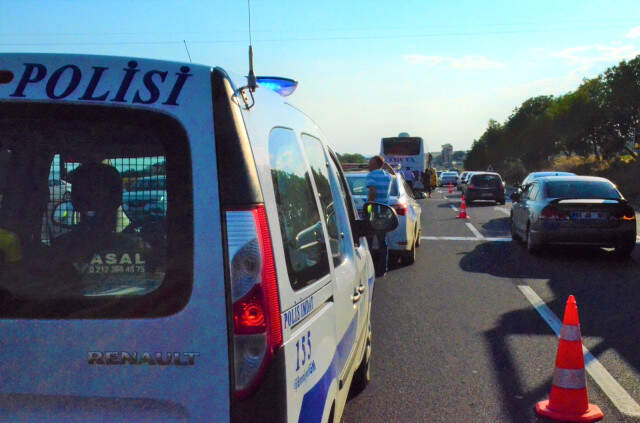 Yolcu Otobüsü Ticari Taksi ile Çarpıştı, İstanbul Tekirdağ Yolunda Trafik Kilitlendi Yolcu Otobüsü Ticari Taksi ile Çarpıştı, İstanbul Tekirdağ Yolunda Trafik Kilitlendi