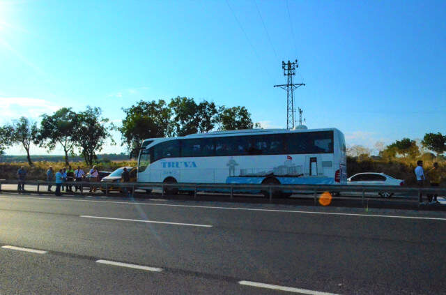Yolcu Otobüsü Ticari Taksi ile Çarpıştı, İstanbul Tekirdağ Yolunda Trafik Kilitlendi Yolcu Otobüsü Ticari Taksi ile Çarpıştı, İstanbul Tekirdağ Yolunda Trafik Kilitlendi