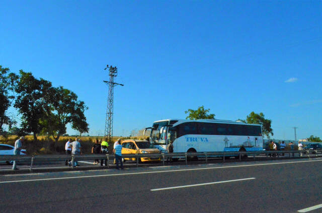 Yolcu Otobüsü Ticari Taksi ile Çarpıştı, İstanbul Tekirdağ Yolunda Trafik Kilitlendi Yolcu Otobüsü Ticari Taksi ile Çarpıştı, İstanbul Tekirdağ Yolunda Trafik Kilitlendi
