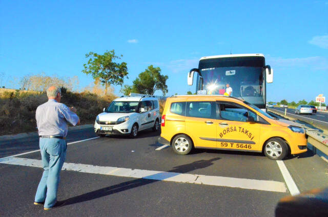 Yolcu Otobüsü Ticari Taksi ile Çarpıştı, İstanbul Tekirdağ Yolunda Trafik Kilitlendi Yolcu Otobüsü Ticari Taksi ile Çarpıştı, İstanbul Tekirdağ Yolunda Trafik Kilitlendi
