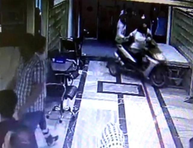 Hastanede Pes Dedirten Kavga! Doktor ve Çalışanlara Tekme Tokat Saldırıp İçeri Motosikletle Daldılar