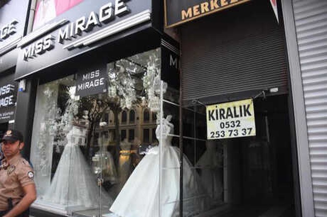 İzmir'de, İş Merkezinin Bodrumunda Ceset Bulundu
